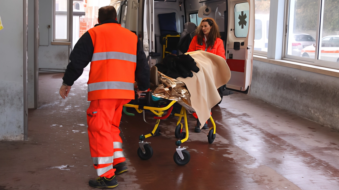 L’operaio è stato soccorso e trasportato in ospedale con diverse fratture Quando è caduto nel vuoto stava lavorando a un’altezza di dieci metri L’operaio è stato soccorso e trasportato in ospedale con diverse fratture Quando è caduto nel vuoto stava lavorando a un’altezza di dieci metri