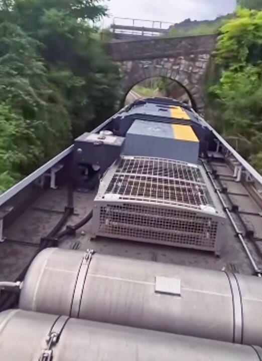 Sfida del train surfing. La “cavalcata” sui tetti dei vagoni opera di due minorenni