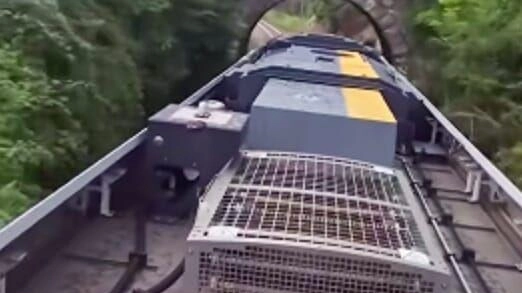 Un sedicenne residente a Milano e un diciassettenne che abita a Brescia denunciati dalla polizia ferroviaria per attentato alla sicurezza dei trasporti. Un sedicenne residente a Milano e un diciassettenne che abita a Brescia denunciati dalla polizia ferroviaria per attentato alla sicurezza dei trasporti.