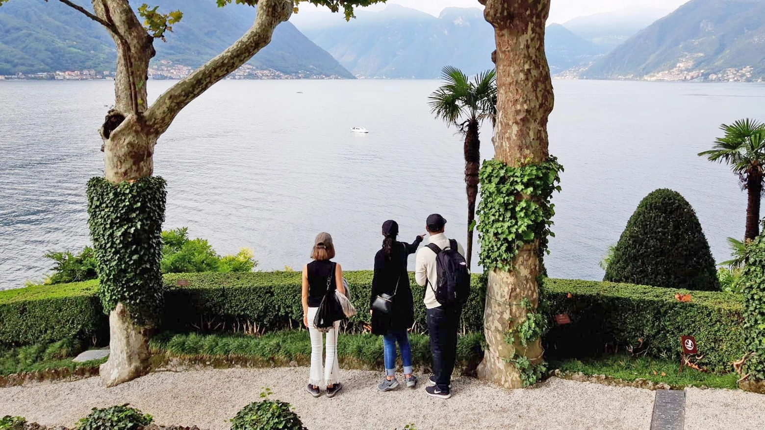 Turisti sul lago di Como