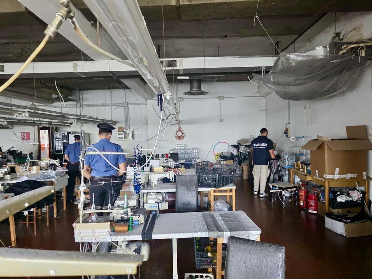 scoperto un laboratorio tessile abusivo a baranzate i dipendenti dormivano accanto alle macchine