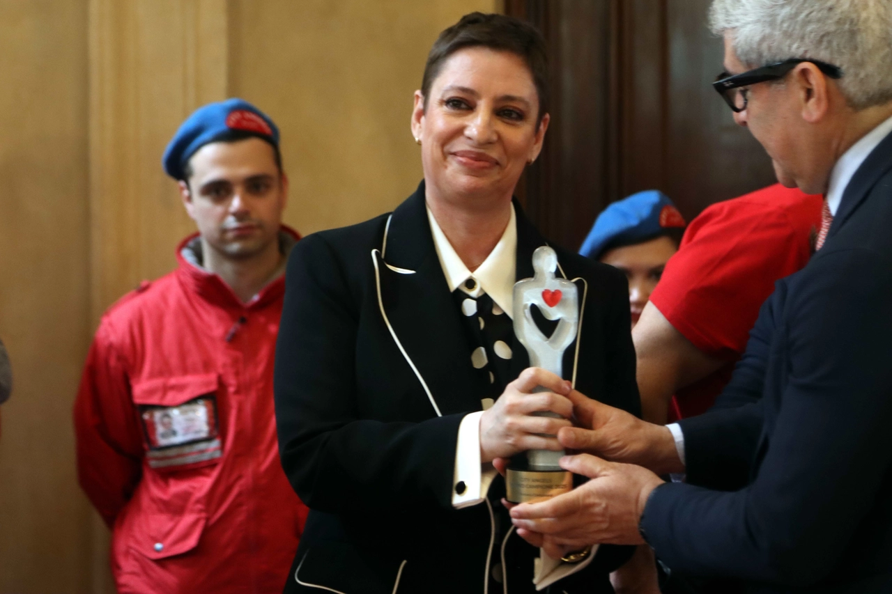 Stefania Cimbanassi riceve il premio per la sua attività di medico (Salmoirago)