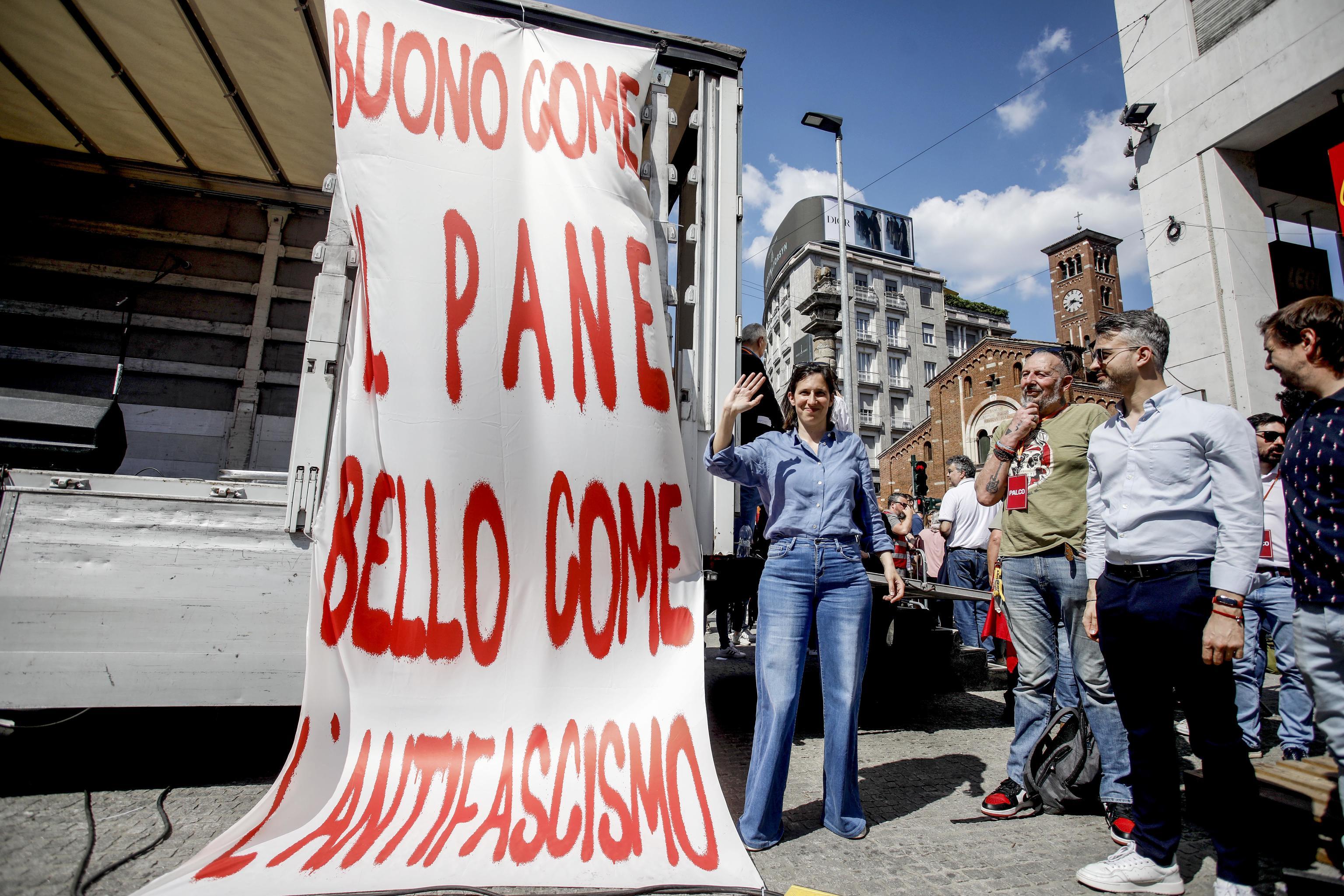 presidio contro il remigration summit in piazza san babila fischiato il sindaco sala che non c è