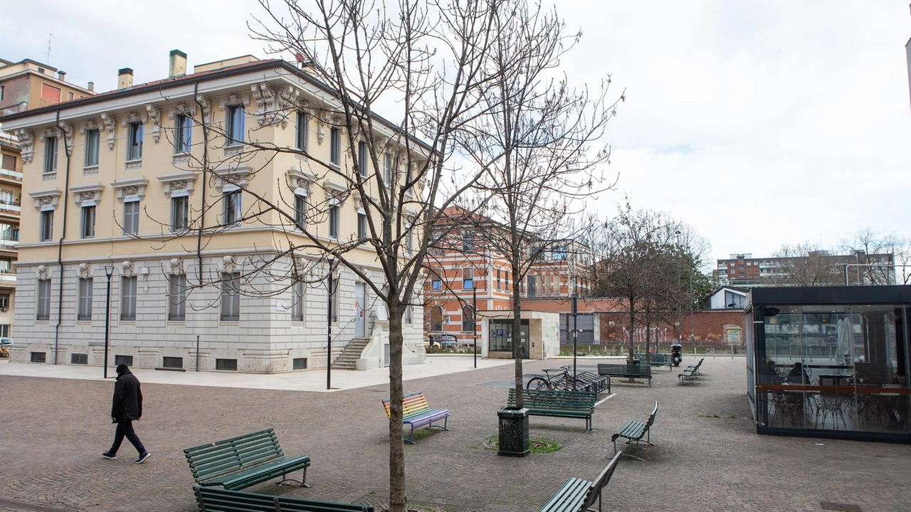 Una spianata di cubetti di porfido, punteggiata qua e là da panchine e alberelli. Al centro, una palazzina liberty -... Una spianata di cubetti di porfido, punteggiata qua e là da panchine e alberelli. Al centro, una palazzina liberty -...