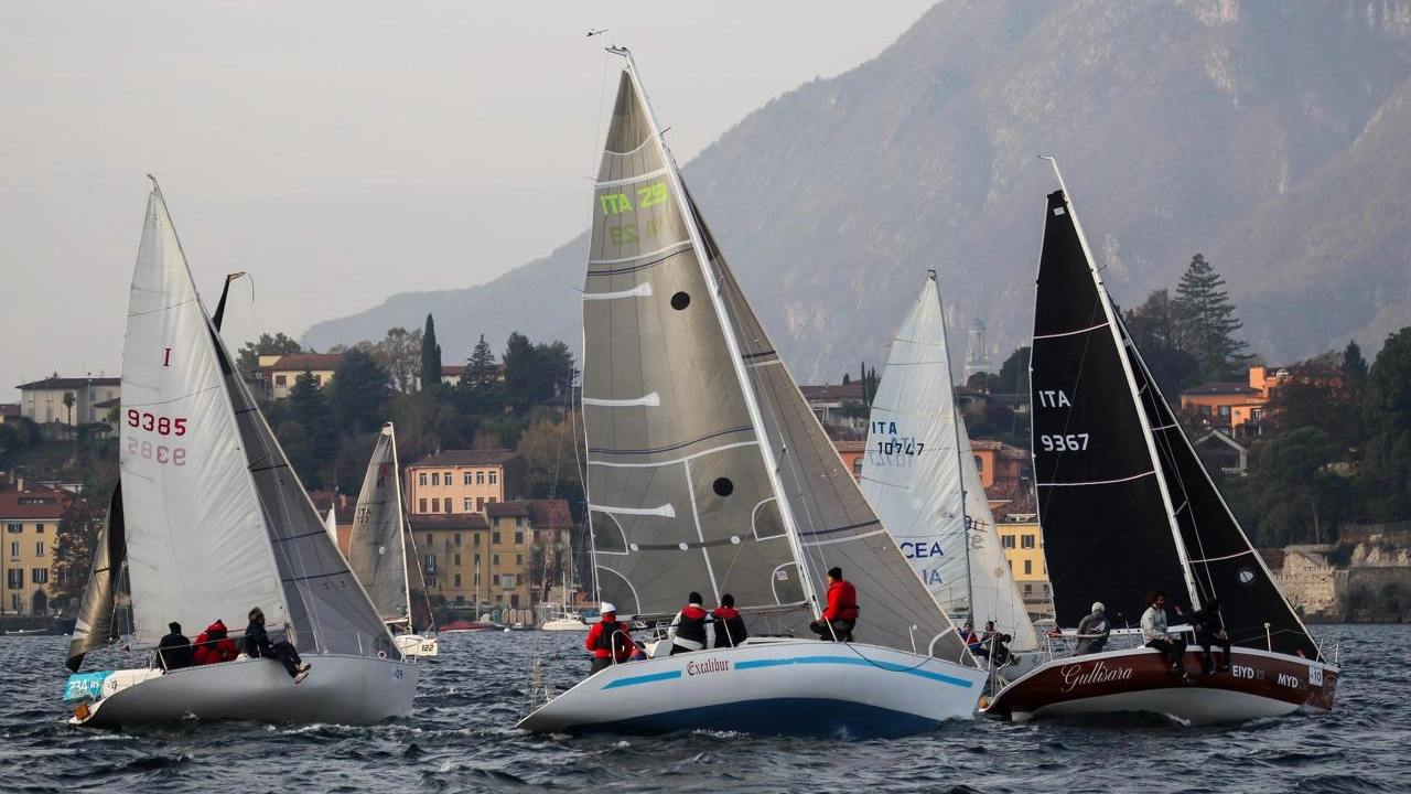 Battaglia nelle acque del golfo di Lecco per il 50° Interlaghi (Foto Marius Bunduc) Battaglia nelle acque del golfo di Lecco per il 50° Interlaghi (Foto Marius Bunduc)