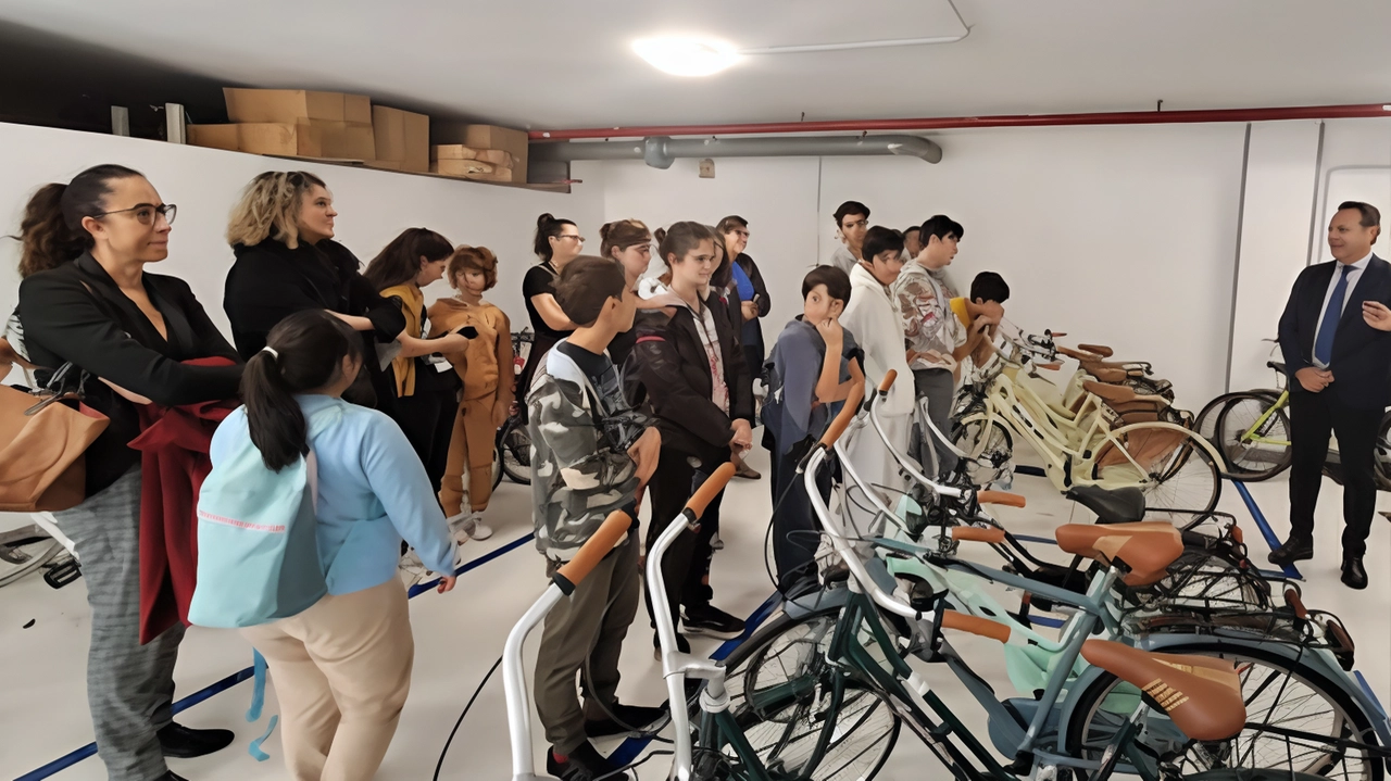 I 24 baby meccanici di bici sono seguiti dagli operatori del Servizio residenziale terapeutico riabilitativo l’Aquilone. Per ognuno di loro sono state organizzate attività specifiche I 24 baby meccanici di bici sono seguiti dagli operatori del Servizio residenziale terapeutico riabilitativo l’Aquilone. Per ognuno di loro sono state organizzate attività specifiche