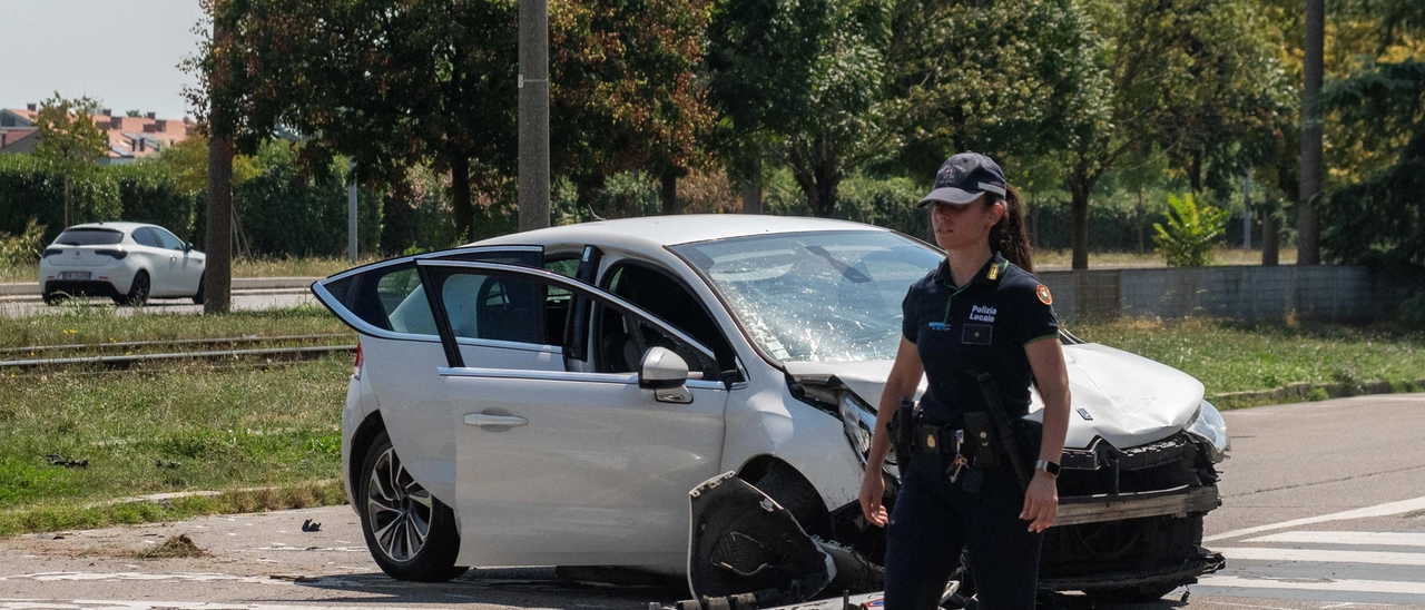 Caccia al pirata che ha ucciso una donna di 71 anni: l'auto rubata lasciata in strada