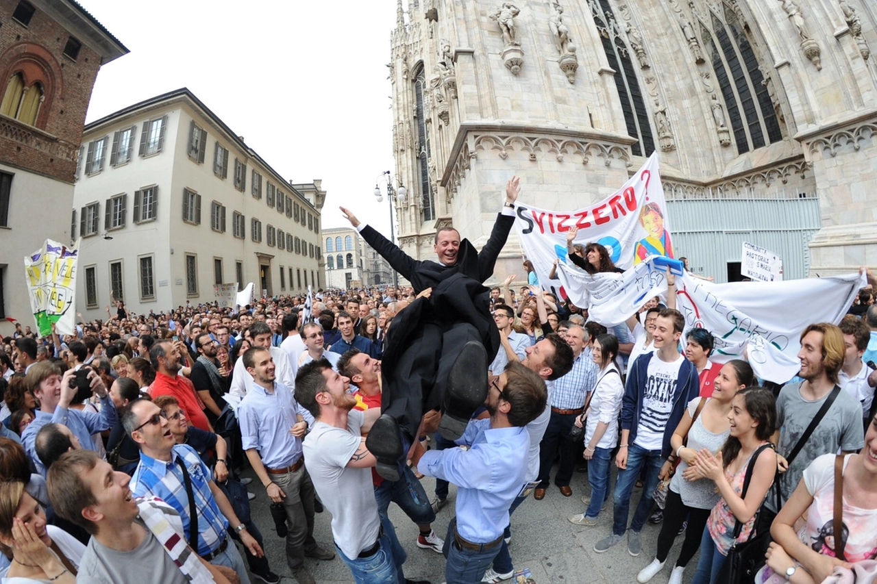 Festa in piazza Duomo dopo l'ordinazione. La crisi delle vocazioni è avvertita anche nell'Arcidiocesi milanese