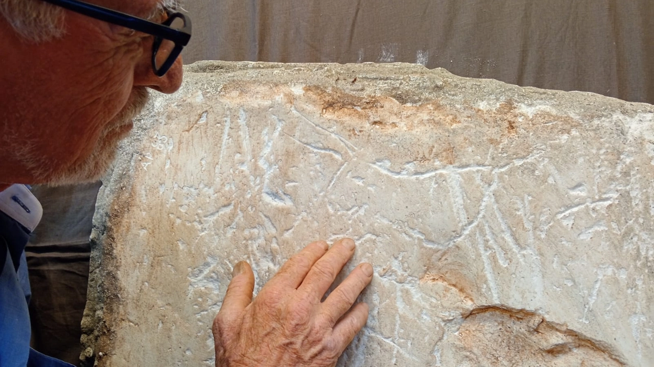 Gli uri sono grandi tori dalle corna lunghissime scoperti negli anni Ottanta in un’incisione a Mezzarro di Breno poi sparita Gli uri sono grandi tori dalle corna lunghissime scoperti negli anni Ottanta in un’incisione a Mezzarro di Breno poi sparita