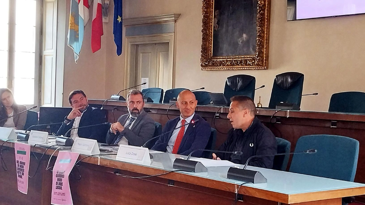 Un momento della presentazione ieri della prima edizione del Palio di Lecco e della Promessi Sposi run sul lungolago Un momento della presentazione ieri della prima edizione del Palio di Lecco e della Promessi Sposi run sul lungolago