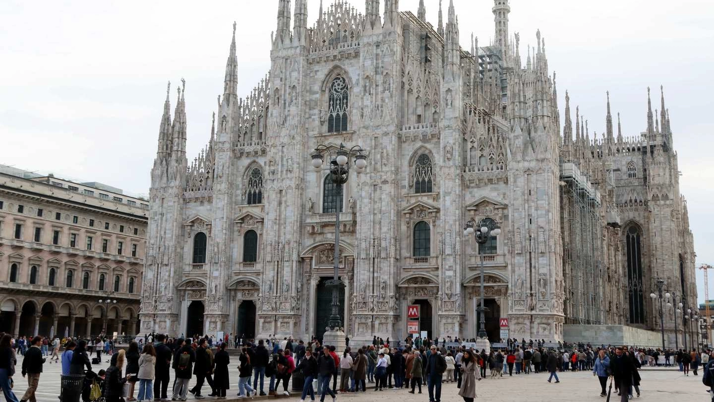 Le lunghe file in Piazza Duomo nel weekend di Pasqua per visitare la Cattedrale
