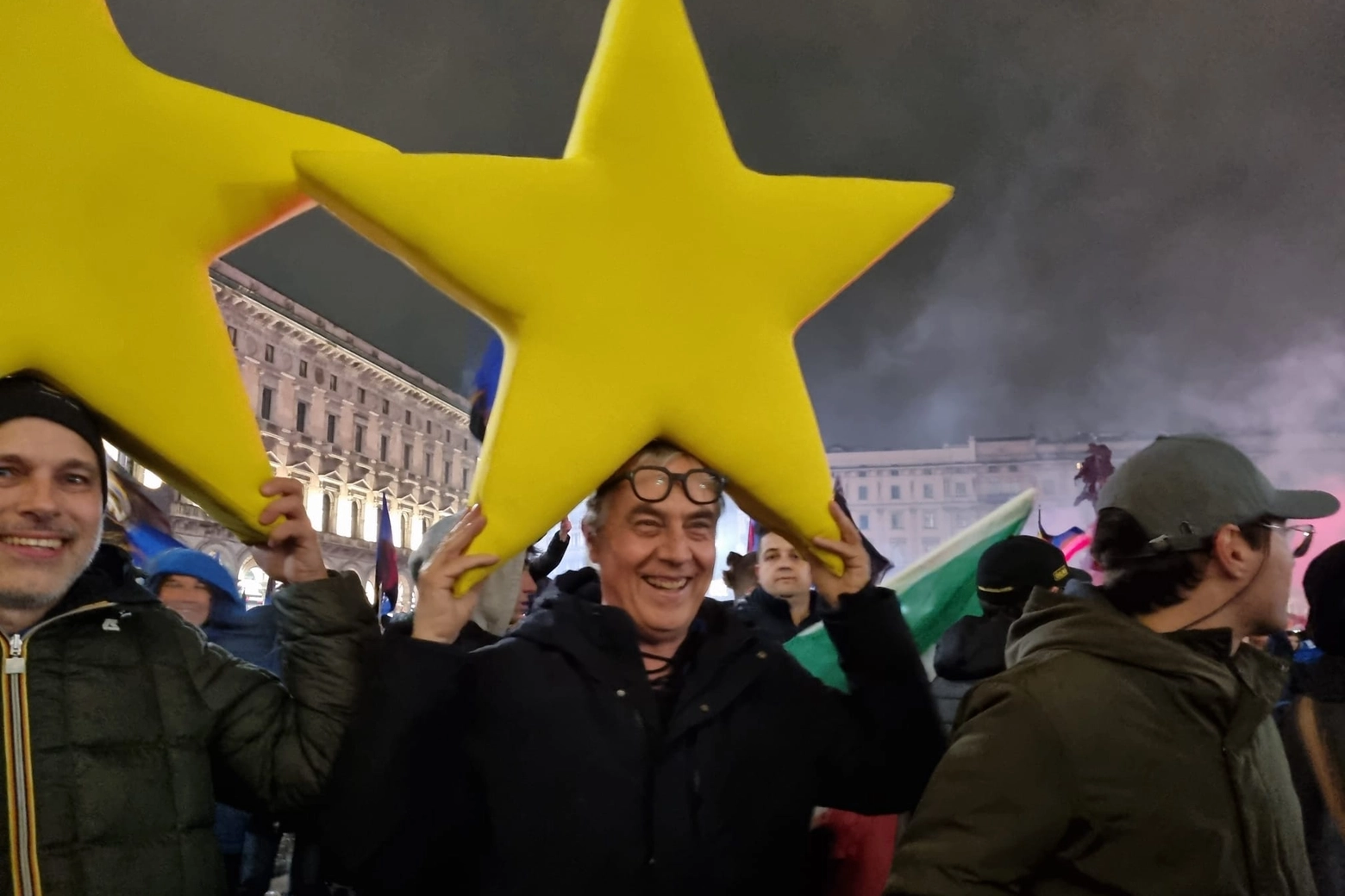 Stefano Boeri in piazza Duomo per festeggiare la seconda stella (Foto Fasani)