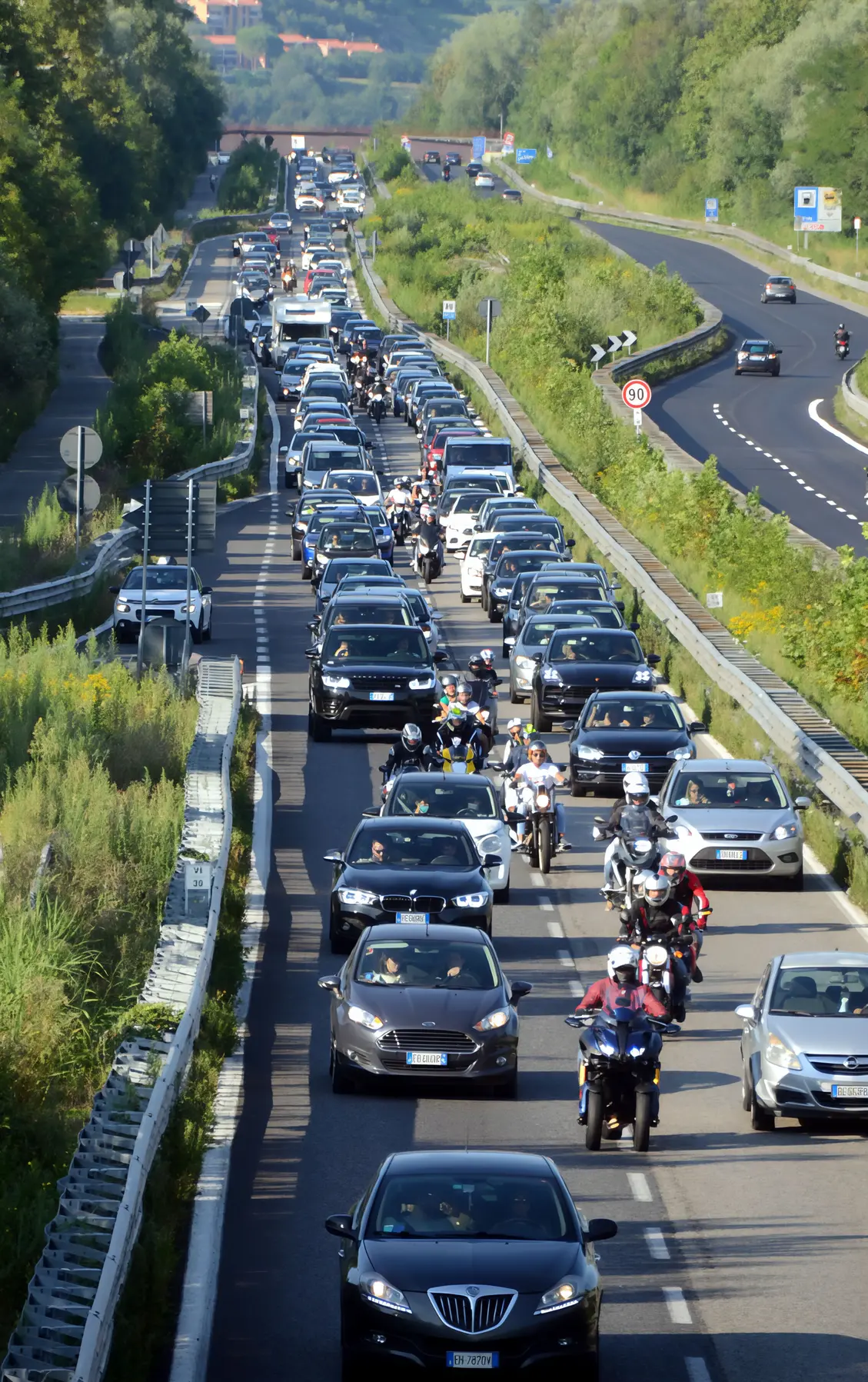 Dalla Lombardia verso mare e montagna con l’incubo code: le strade e gli orari a rischio maxi traffico