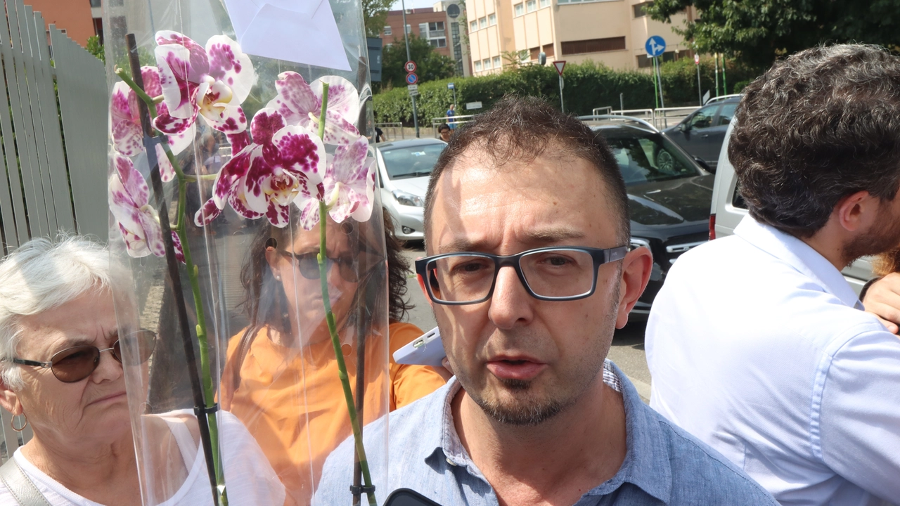 Filippo Di Terlizzi, figlio di Cecilia De Astis il giorno del funerale della donna travolta e uccisa all’età di 71 anni al Gratosoglio Filippo Di Terlizzi, figlio di Cecilia De Astis il giorno del funerale della donna travolta e uccisa all’età di 71 anni al Gratosoglio