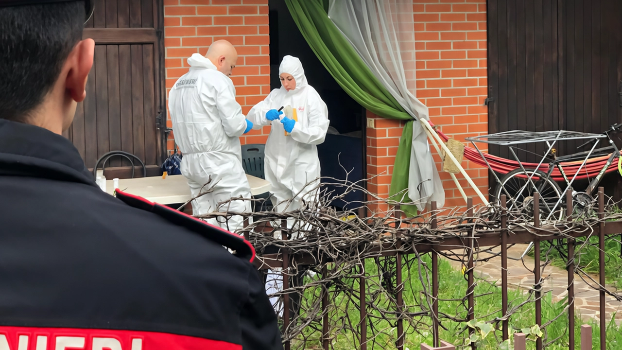 Il 58enne Luciano Muttoni viveva da solo e affittava il suo trilocale sul web. Trovati documenti e abiti insanguinati. Sentite dai carabinieri diverse persone. Il 58enne Luciano Muttoni viveva da solo e affittava il suo trilocale sul web. Trovati documenti e abiti insanguinati. Sentite dai carabinieri diverse persone.