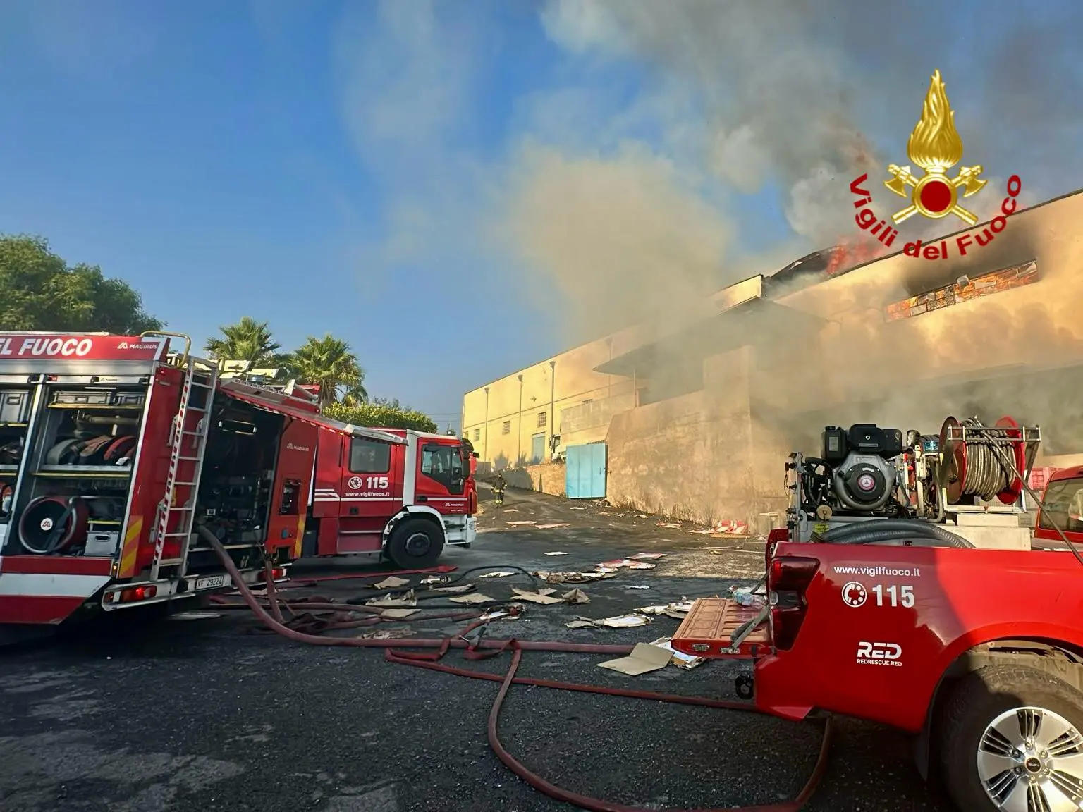 Violento incendio a Grassobbio, ipotesi dolosa: distrutto un capannone