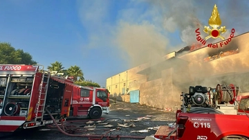 Violento incendio a Grassobbio, ipotesi dolosa: distrutto un capannone
