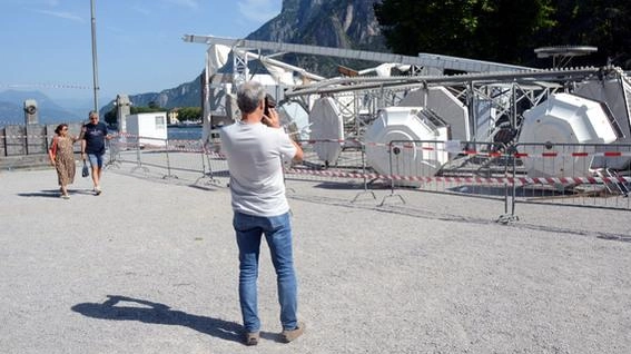 I rottami della ruota panoramica sul lungolago di Lecco che sabato è crollata spazzata via da una tromba d’aria I rottami della ruota panoramica sul lungolago di Lecco che sabato è crollata spazzata via da una tromba d’aria