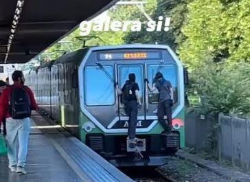 “Train surfing” in metrò. Il buco nel codice penale e il rischio dell’impunità “Train surfing” in metrò. Il buco nel codice penale e il rischio dell’impunità