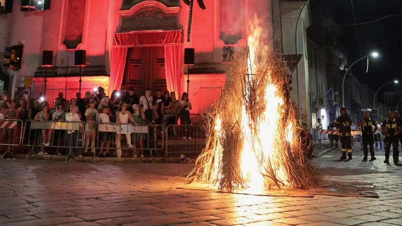 Il falò del fantoccio però si è svolto in pesante ritardo Il falò del fantoccio però si è svolto in pesante ritardo