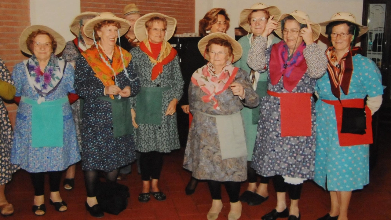 Alda Pasta, seconda da sinistra con il Coro delle Mondine Alda Pasta, seconda da sinistra con il Coro delle Mondine