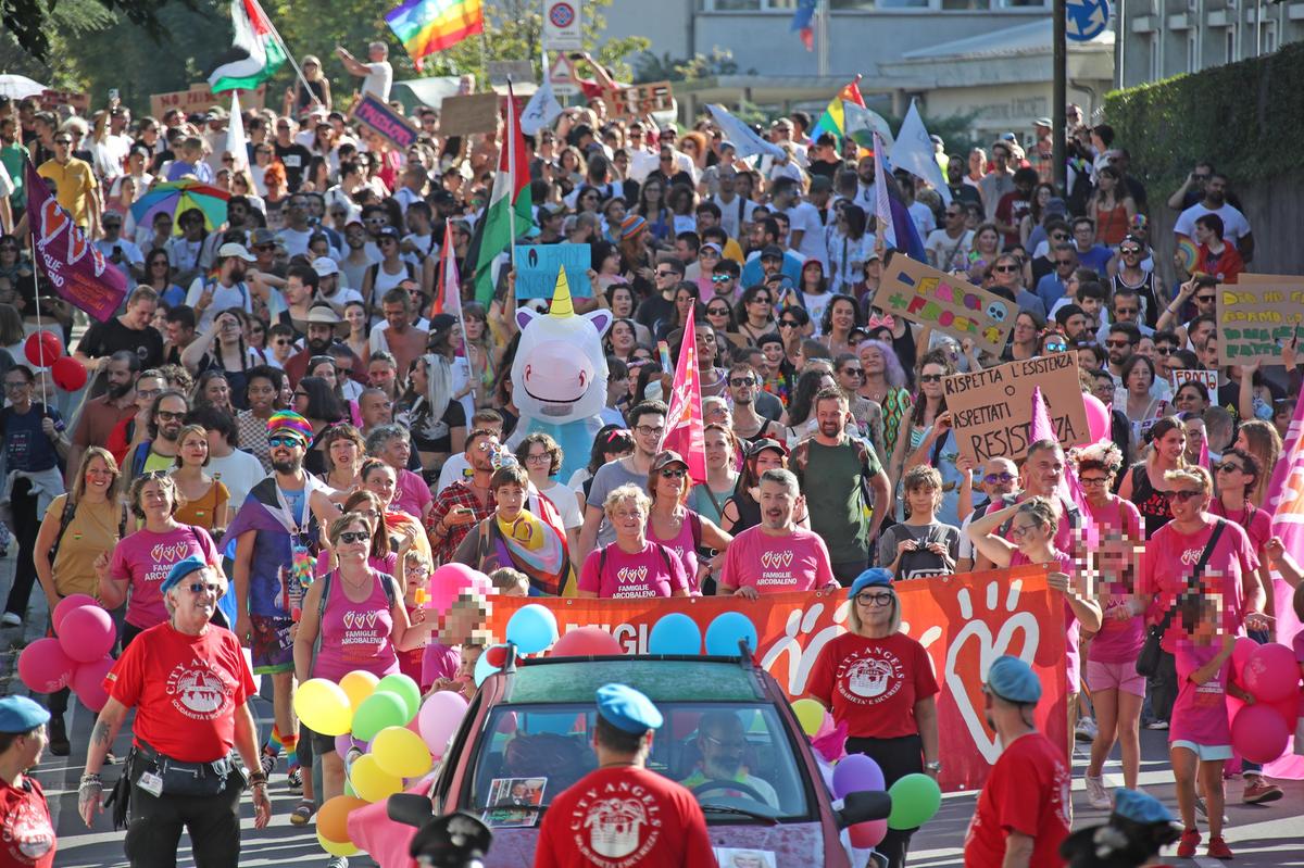 Il primo Pride della Valtellina: “A Sondrio 1.500 persone hanno sfilato per le vie della città”. Polemica sul mancato patrocinio