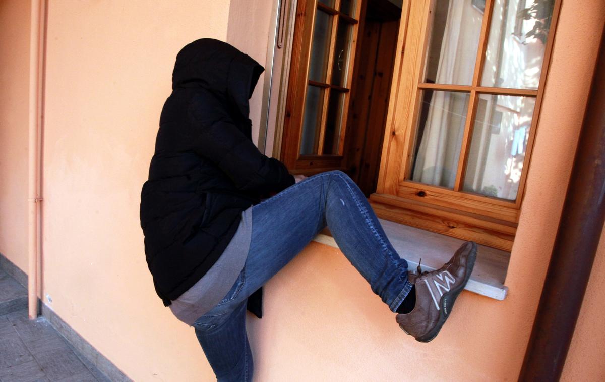ladri in casa a zerbo porta forzata rubati 300 euro