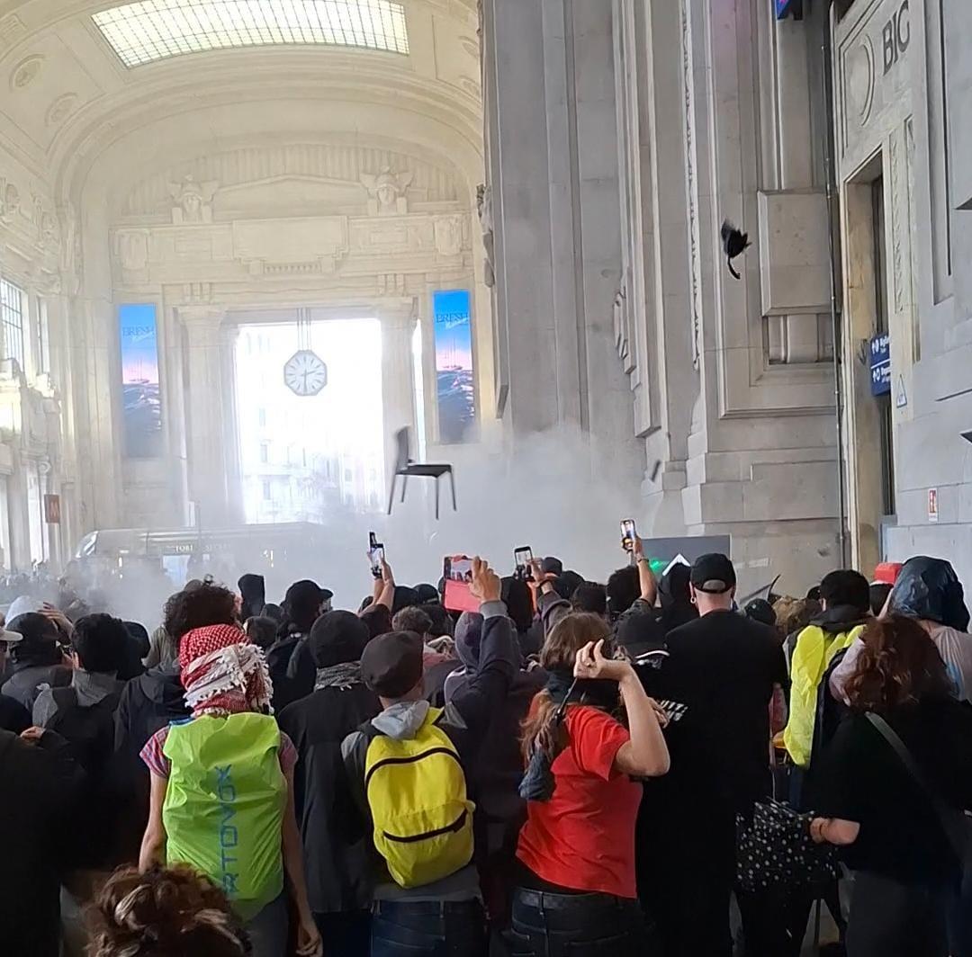 guerriglia urbana a milano stazione centrale 232 un campo di battaglia reparti anti sommossa in azione