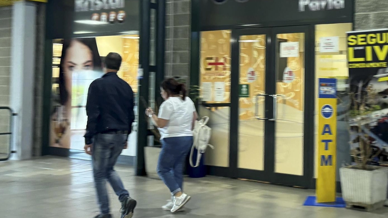 SAN MARTINO SICCOMARIO (Pavia) Armati di pistola hanno assaltato una sala scommesse e sono scappati con l’incasso. Due malviventi forse hanno... SAN MARTINO SICCOMARIO (Pavia) Armati di pistola hanno assaltato una sala scommesse e sono scappati con l’incasso. Due malviventi forse hanno...