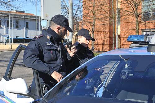 Lodi, anziana scippata sotto casa: due banditi le strappano la collana d Lodi, anziana scippata sotto casa: due banditi le strappano la collana d