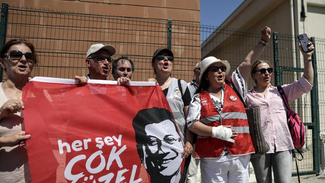 L'ex sindaco di Istanbul, Ekrem Imamoglu, riceve applausi in tribunale mentre affronta accuse di corruzione e altri nove casi. L'ex sindaco di Istanbul, Ekrem Imamoglu, riceve applausi in tribunale mentre affronta accuse di corruzione e altri nove casi.