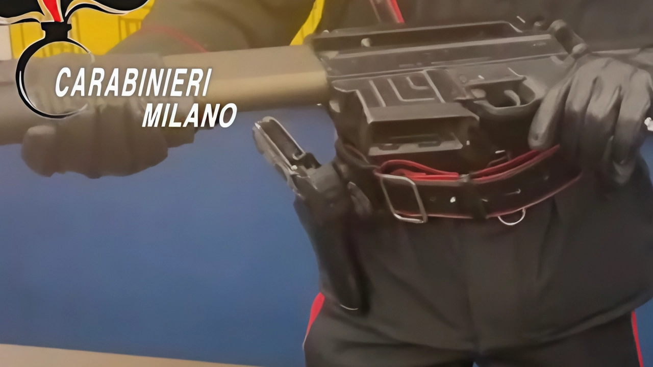 Il fucile d’assalto sequestrato dai carabinieri nel corso delle perquisizioni avvenute nella notte tra lunedì e martedì per smantellare la banda di ucraini e moldavi che svaligiava le ditte della logistica Il fucile d’assalto sequestrato dai carabinieri nel corso delle perquisizioni avvenute nella notte tra lunedì e martedì per smantellare la banda di ucraini e moldavi che svaligiava le ditte della logistica