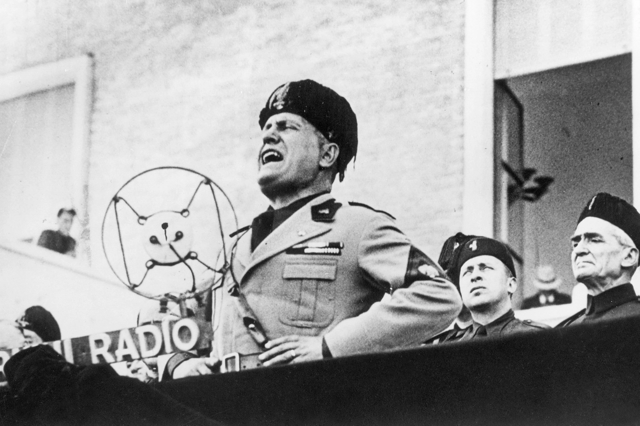 Benito Mussolini parla dal balcone di Palazzo Venezia. Il 25 luglio 1943 per lui è l'inizio della fine: il Gran Consiglio lo mette in minoranza e il Re lo farà arrestare