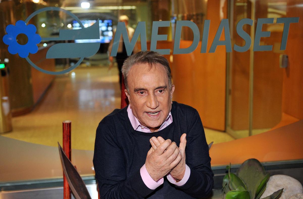 Morto Emilio Fede: gli anni ‘70 in Rai, l’avventura a Mediaset, la venerazione per Silvio Berlusconi, i processi