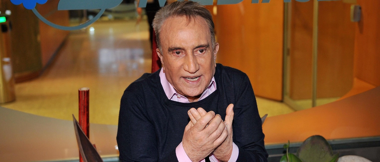Morto Emilio Fede: gli anni ‘70 in Rai, l’avventura a Mediaset, la venerazione per Silvio Berlusconi, i processi