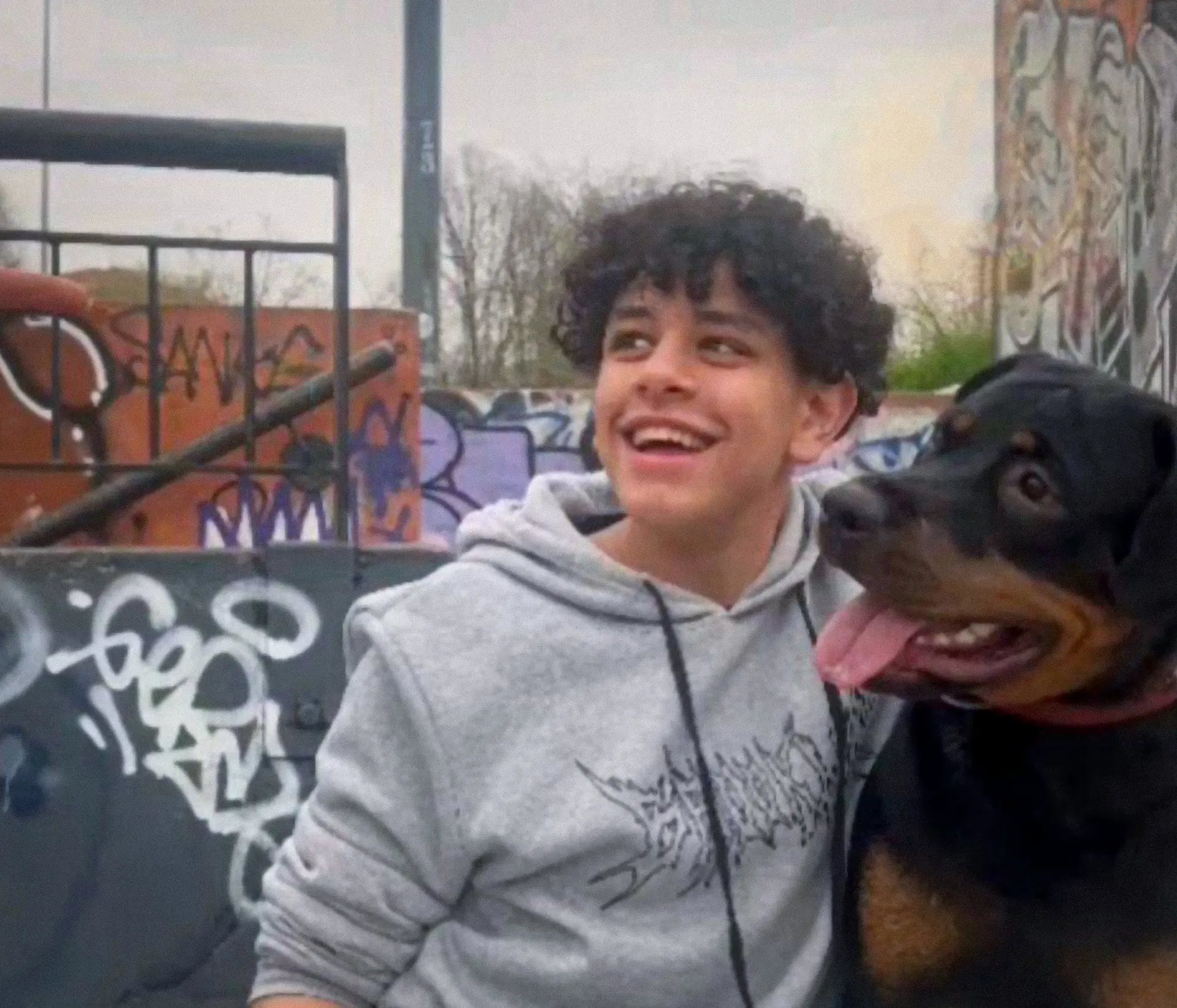 Storia di Hazem, 13 anni, ucciso da uno spacciatore assieme al cane nell’indifferenza di Milano: “Gigante bambino tradito da amici sbagliati”