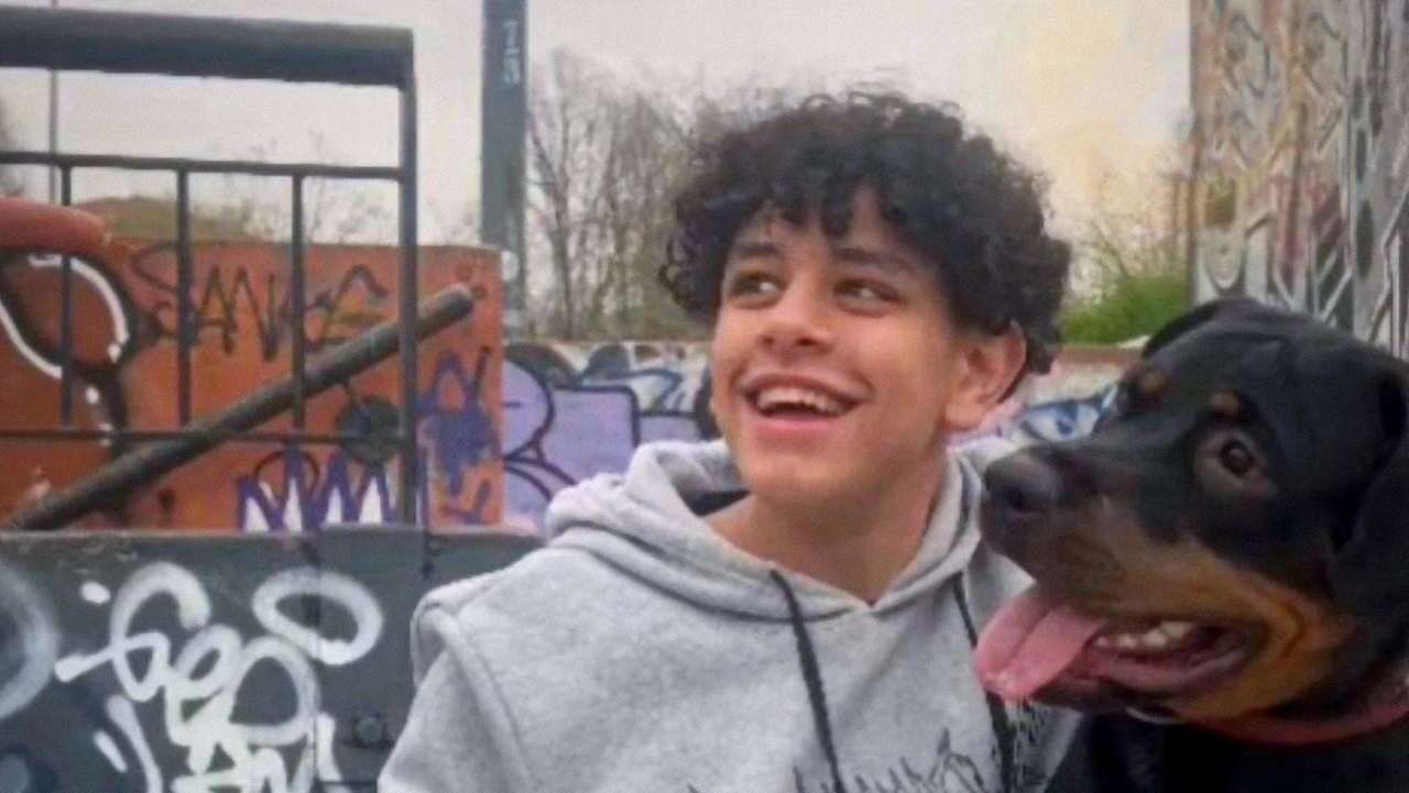 Hazem Ahmed, il 13enne accoltellato da un pusher a Porta Venezia e morto al Fatebenefratelli dopo due settimane di agonia, con il suo cane Fiamma