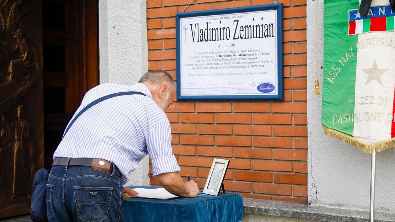 Ultimo saluto, ieri mattina nella chiesa San Bernardo di Barbaiana di Lainate, a Vladimiro Zeminian, l’ultimo dei partigiani rhodensi che... Ultimo saluto, ieri mattina nella chiesa San Bernardo di Barbaiana di Lainate, a Vladimiro Zeminian, l’ultimo dei partigiani rhodensi che...