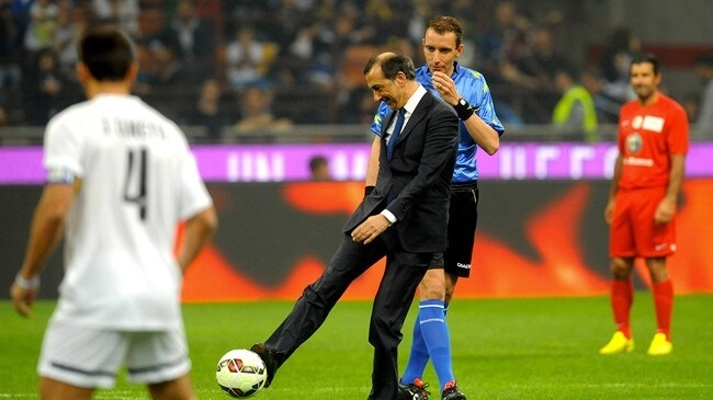 Il sindaco Giuseppe Sala mentre calcia il pallone sul prato dello stadio di San Siro