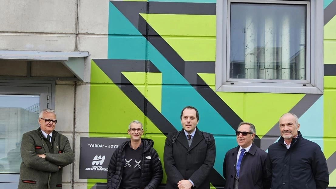 Il museo d'arte urbana a cielo aperto di Brescia si arricchisce con l'opera di Joys, che unisce treno e murale per trasformare la città in un palcoscenico artistico in movimento. Il museo d'arte urbana a cielo aperto di Brescia si arricchisce con l'opera di Joys, che unisce treno e murale per trasformare la città in un palcoscenico artistico in movimento.