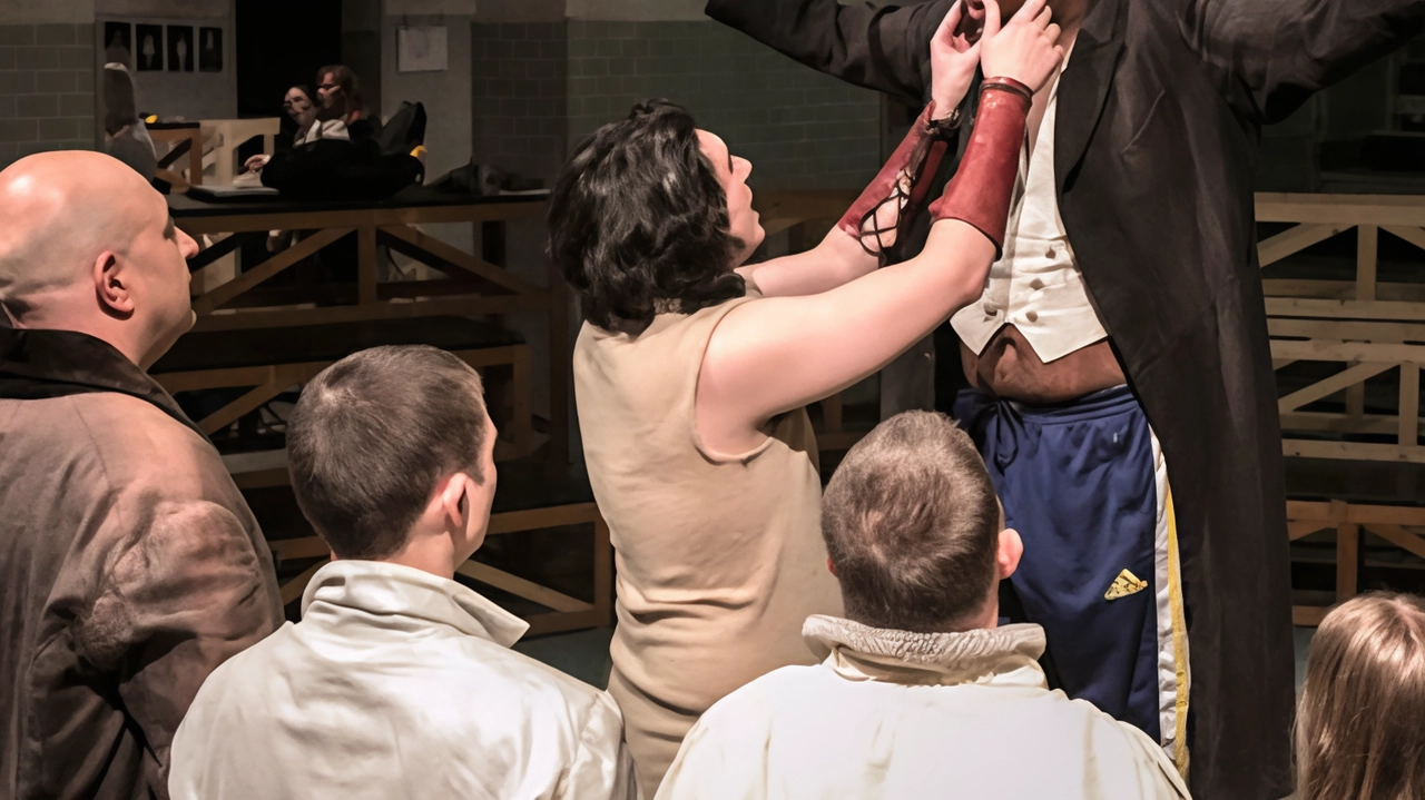 Il Teatro Sociale di Como presenta Otello Circus, spettacolo innovativo che reinventa lo spazio teatrale con tribune circensi sul palcoscenico. Un'opera lirico-teatrale ispirata a Verdi e Shakespeare, in scena il 27 ottobre.
