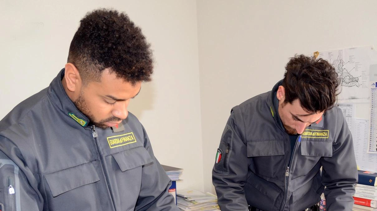 I prodotti dovevano essere trasferiti all’estero da una logistica italiana con sede anche in Svizzera, per poi essere immessi nel circuito commerciale I prodotti dovevano essere trasferiti all’estero da una logistica italiana con sede anche in Svizzera, per poi essere immessi nel circuito commerciale