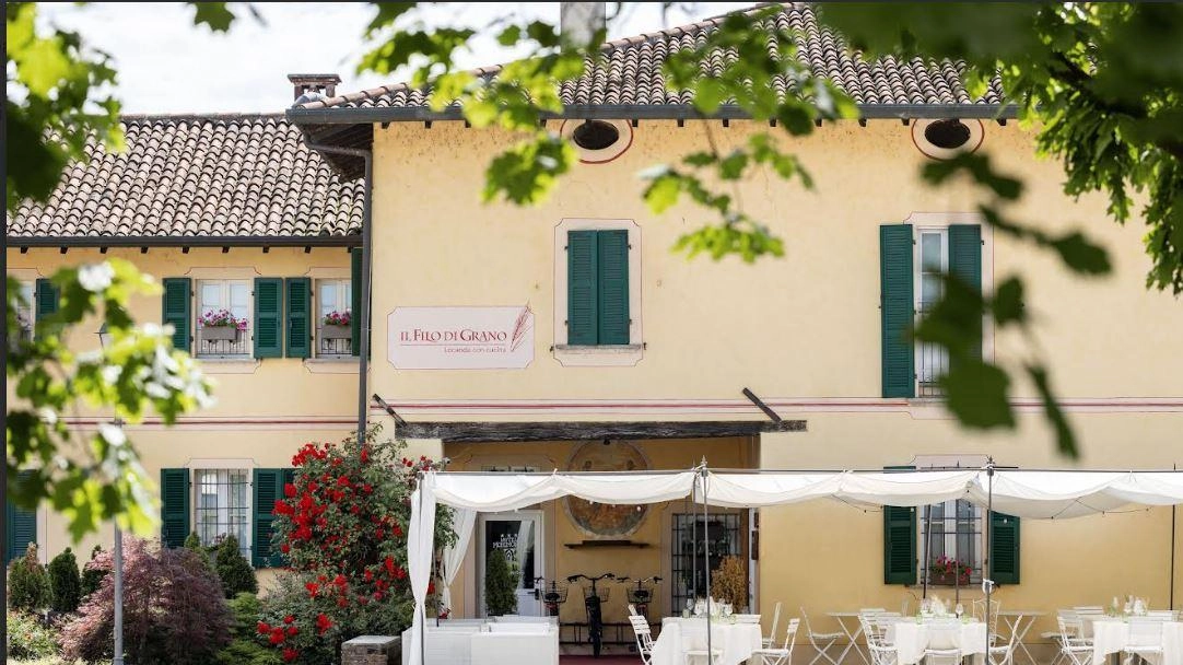 Graziosa locanda con affaccio sull’abbazia di Morimondo. Le preparazioni privilegiano le materie prime (cereali, carni, formaggi) di Cascina Caremma e... Graziosa locanda con affaccio sull’abbazia di Morimondo. Le preparazioni privilegiano le materie prime (cereali, carni, formaggi) di Cascina Caremma e...