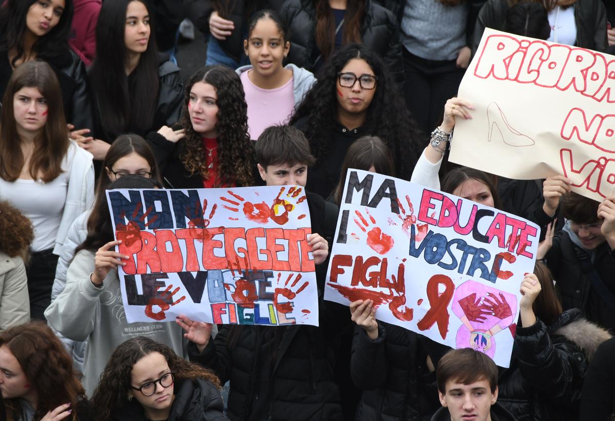 Violenza di genere in numeri, oltre 41.400 casi di stalking all’anno: “È come se si spegnesse una città come Rozzano”