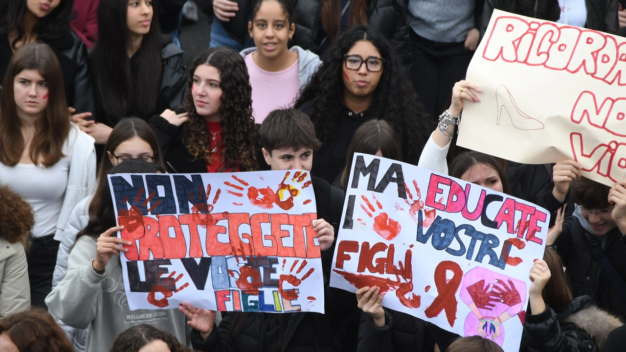 Una manifestazione studentesca contro la violenza di genere a Milano Una manifestazione studentesca contro la violenza di genere a Milano