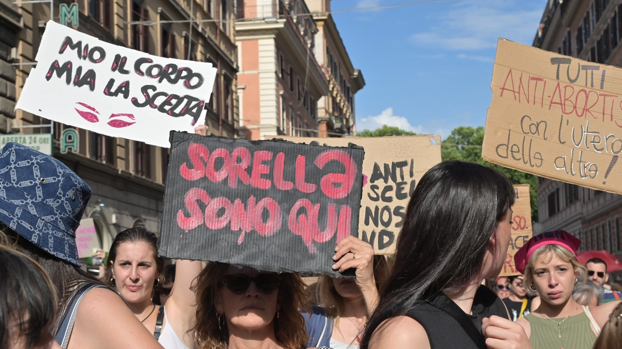 Una manifestazione a favore del diritto all’interruzione di gravidanza Una manifestazione a favore del diritto all’interruzione di gravidanza