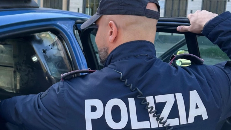 Polizia in azione per un ladro arrestato dopo un furto in supermercato (Foto archivio) Polizia in azione per un ladro arrestato dopo un furto in supermercato (Foto archivio)