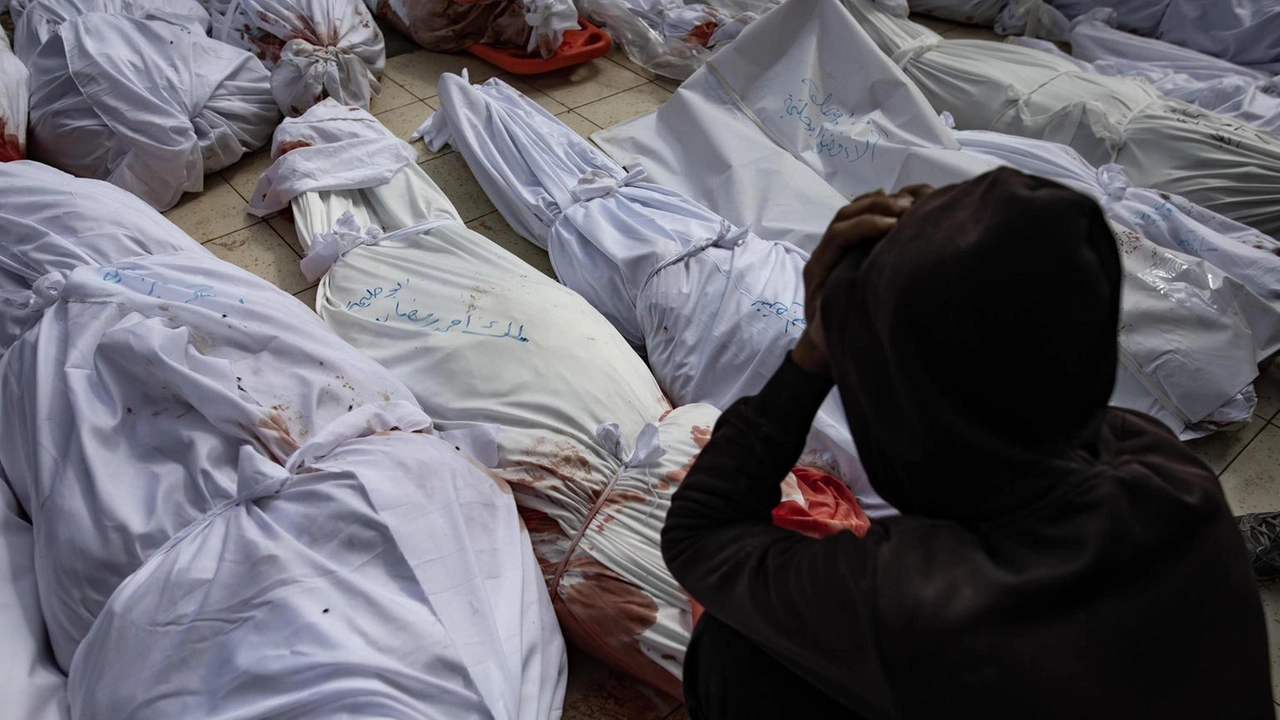 Alcune vittime, a Gaza, avvolte in un sudario Alcune vittime, a Gaza, avvolte in un sudario