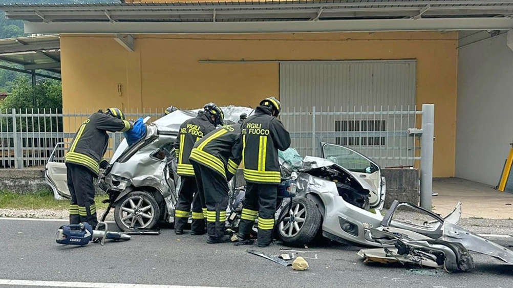 L'utilitaria su cui viaggiava la donna completamente distrutta dopo l'impatto devastante col camion