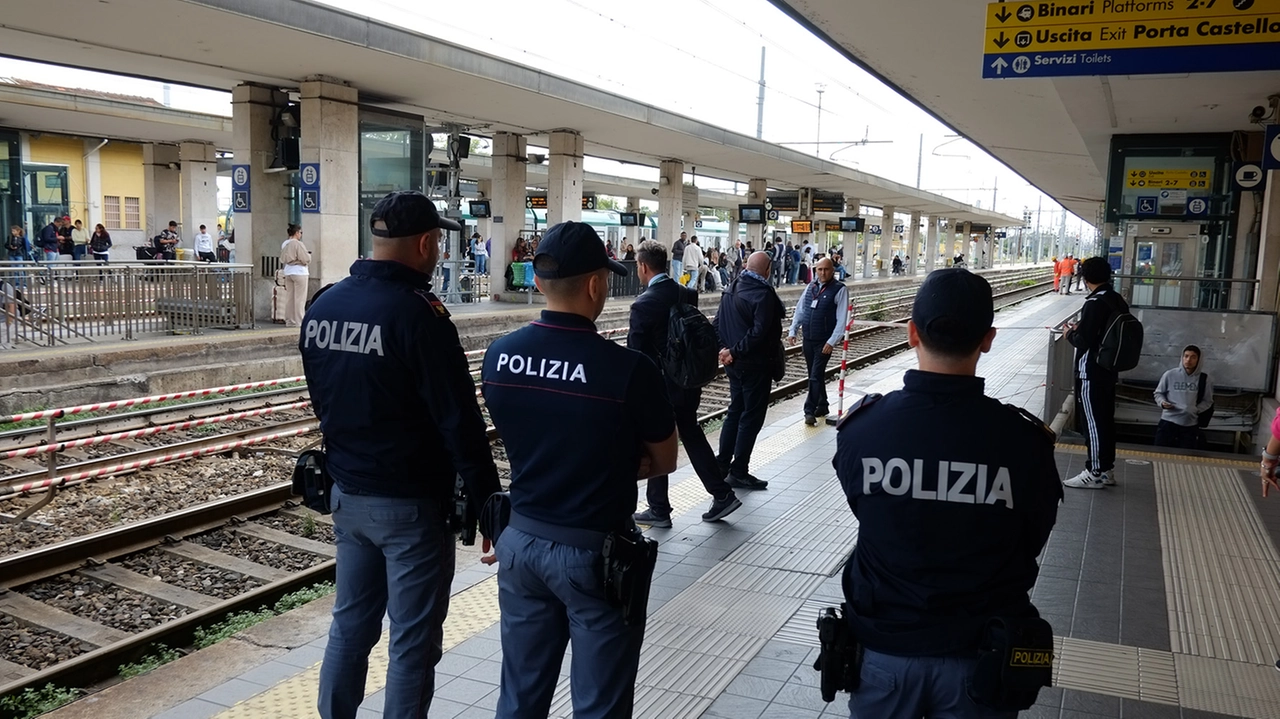 La polizia ferroviaria è intervenuta alla stazione di Monza per arrestare i quattro egiziani, colpevoli di rapina e atti vandalici La polizia ferroviaria è intervenuta alla stazione di Monza per arrestare i quattro egiziani, colpevoli di rapina e atti vandalici